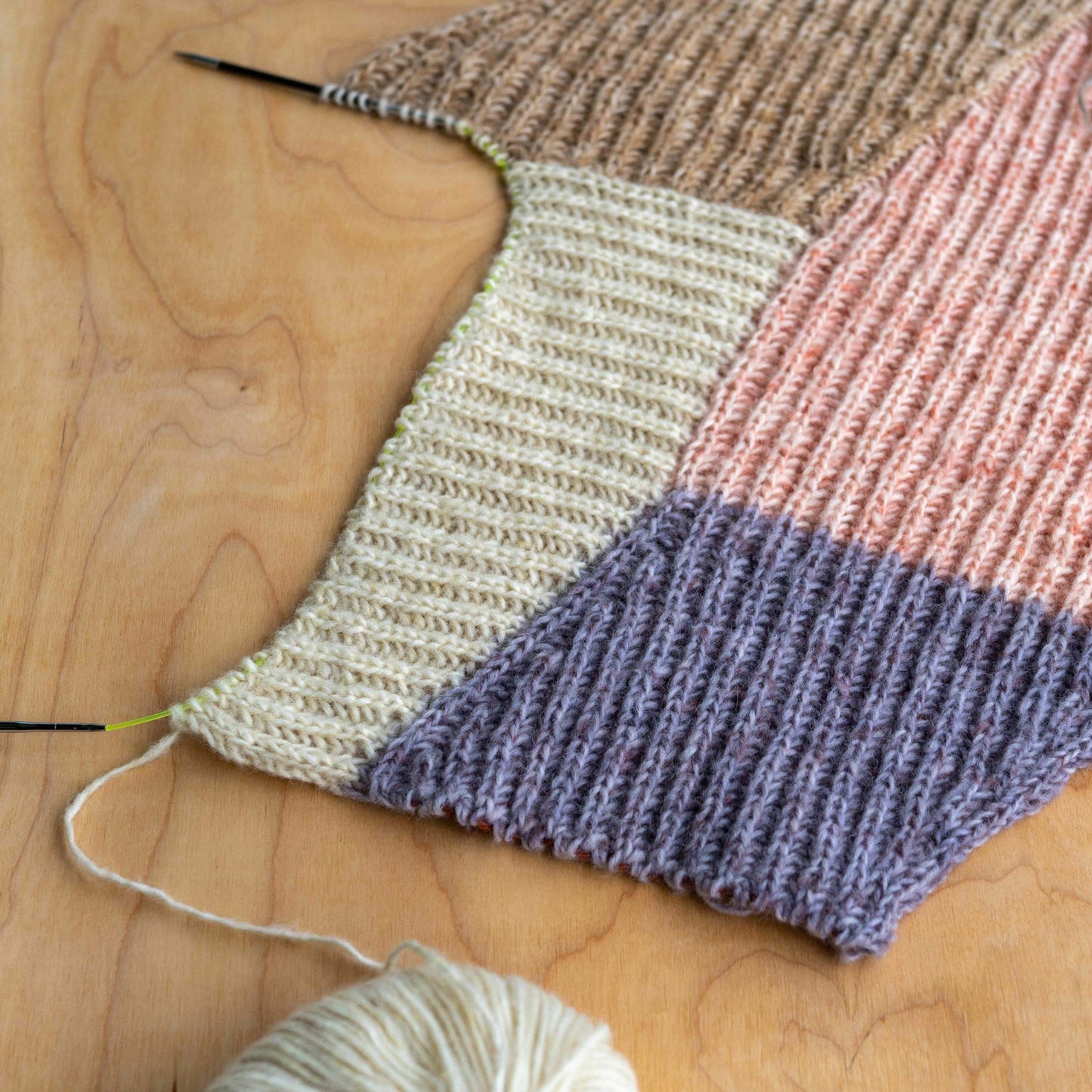 Detail of the modular brioche stitches of the Forming Scarf.