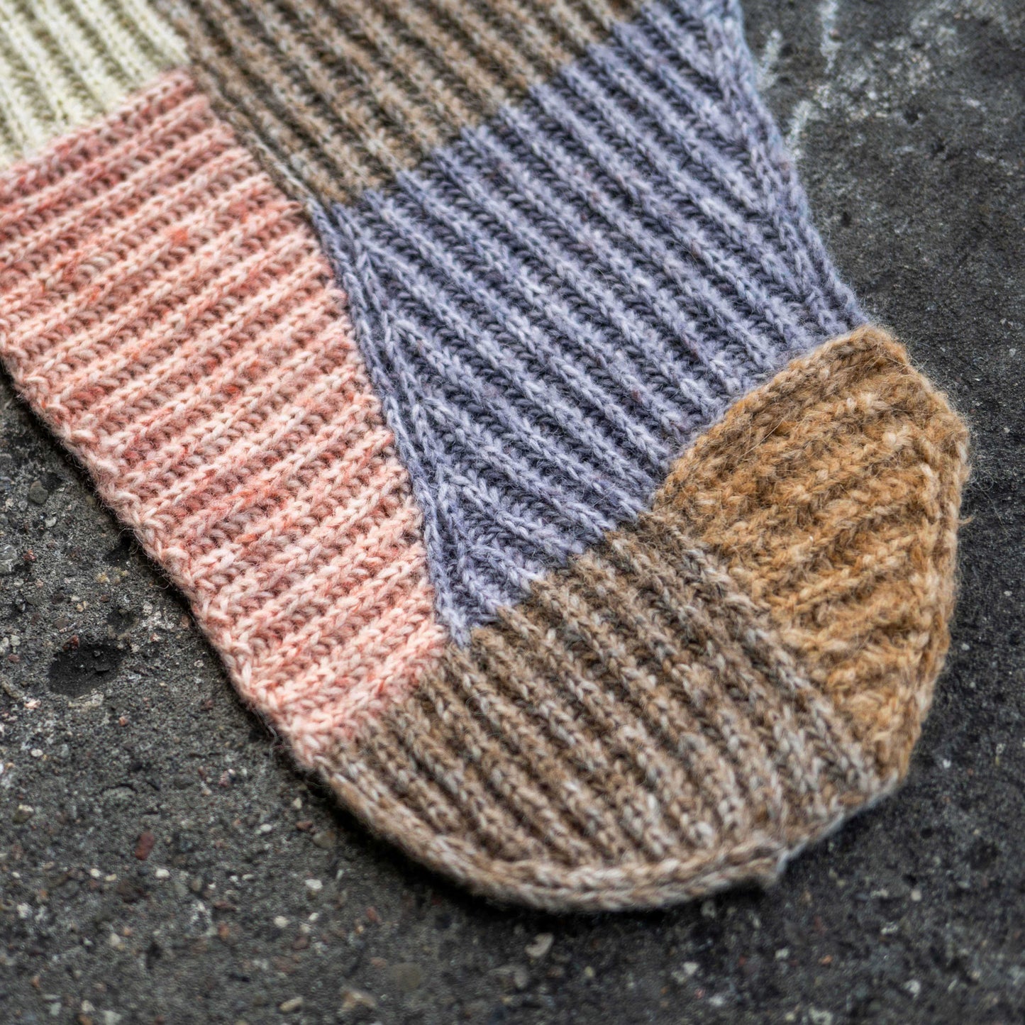 Detail of the modular brioche stitches of the Forming Scarf.