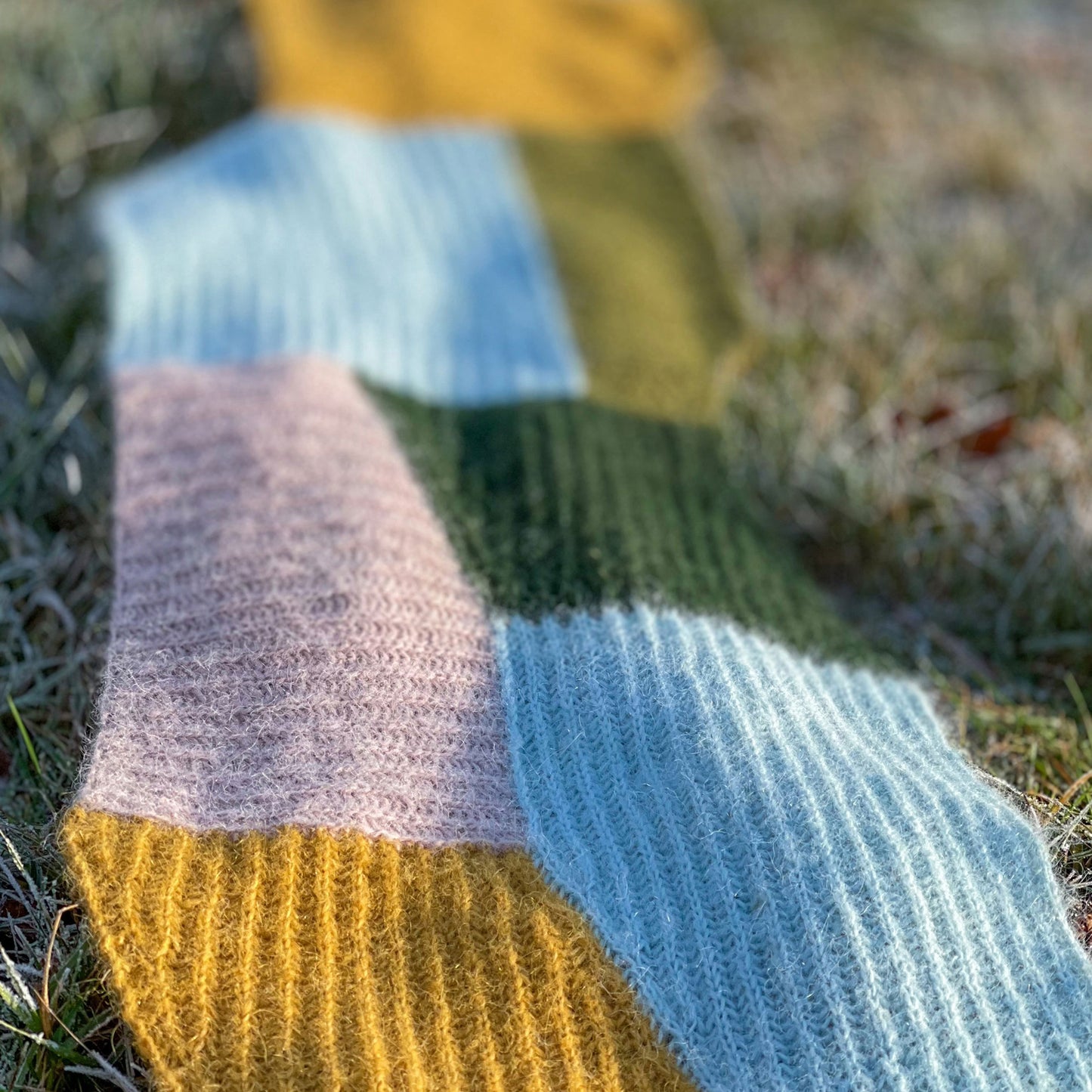 Detail of the modular brioche stitches of the Forming Scarf.