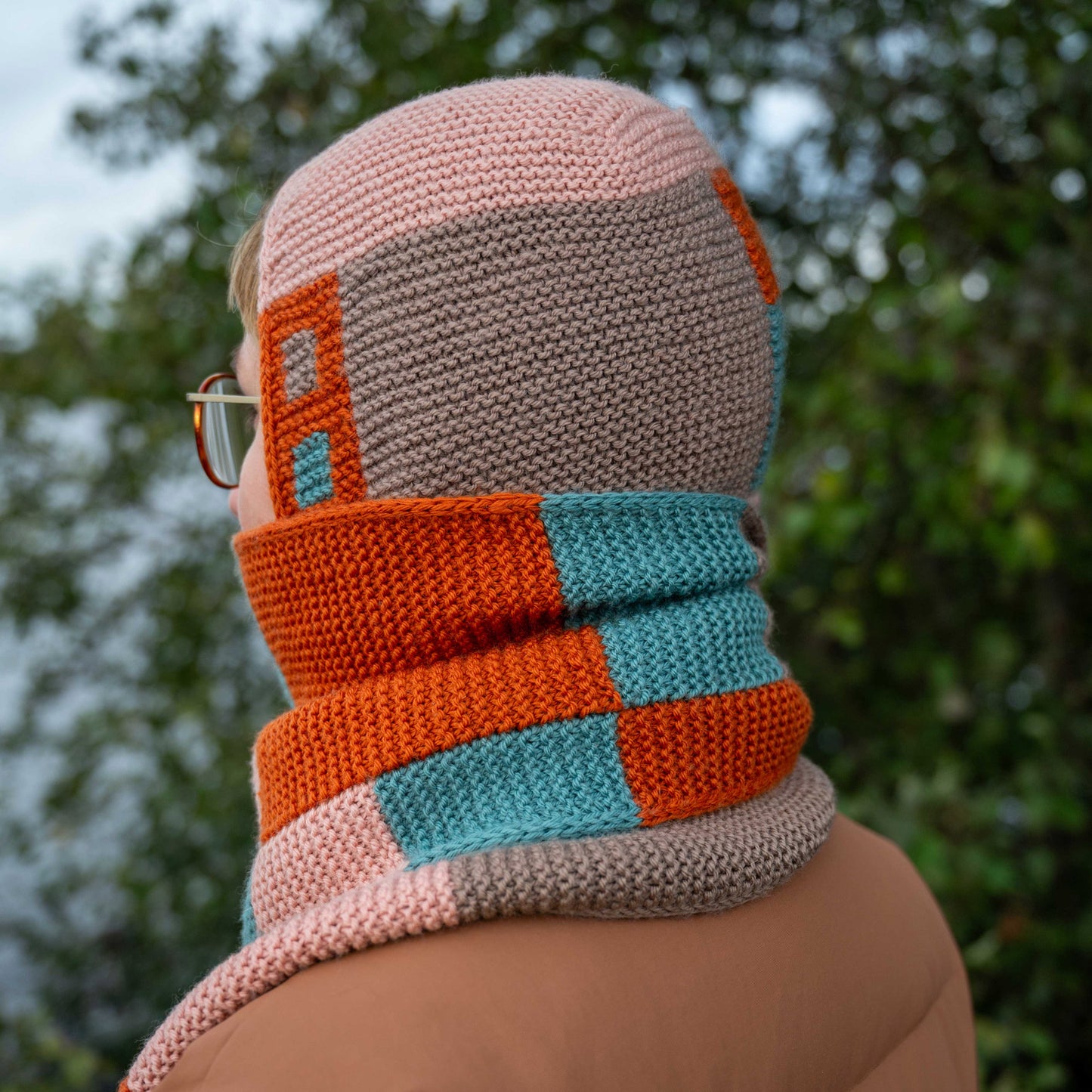 Hood detail of the Intarsia Tiles Scarf by Anna Husemann.